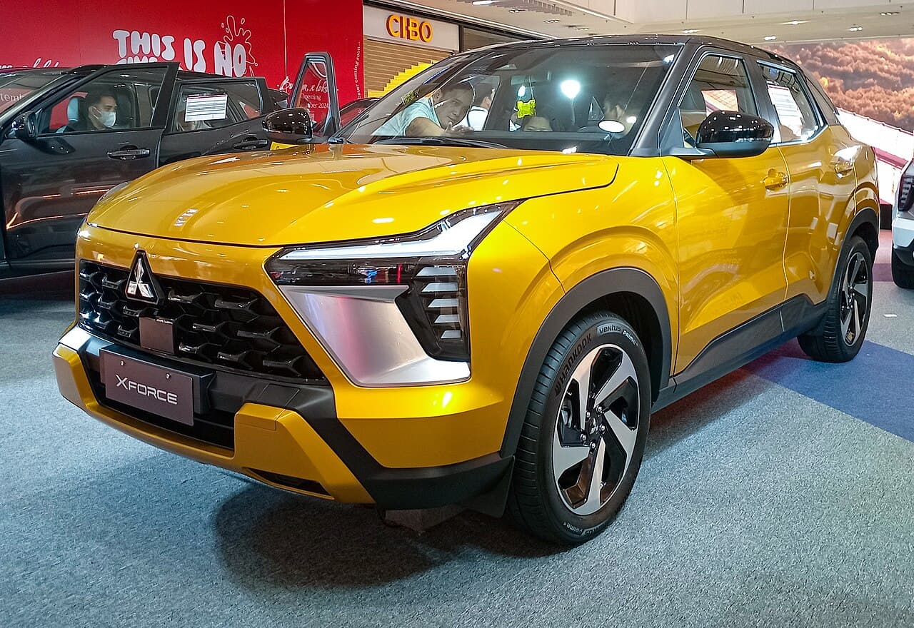 Mitsubishi Xforce vàng trên đường