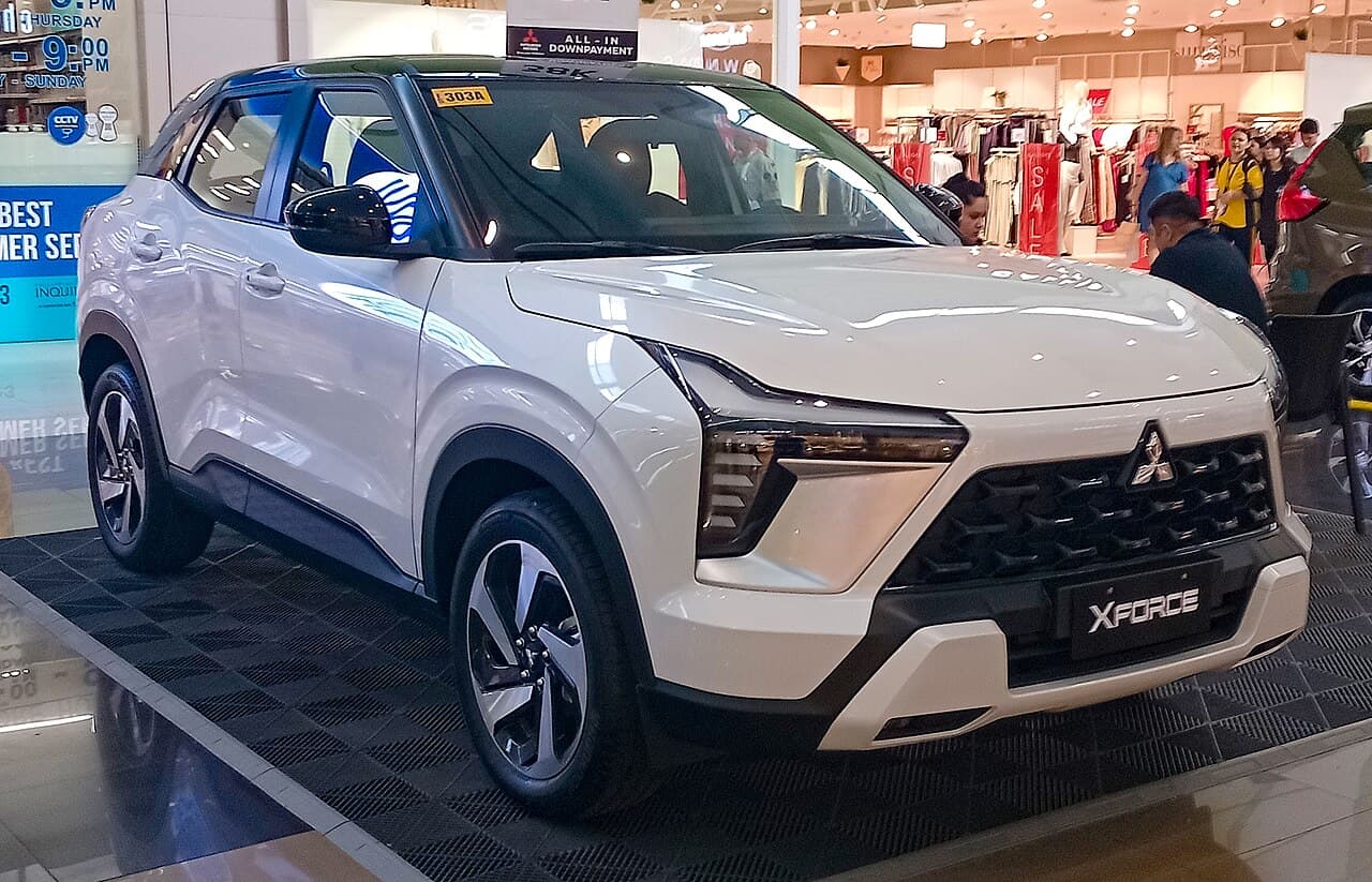 Ba xe Mitsubishi Xforce các màu trắng, vàng, đen — ảnh minh họa